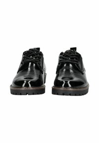 Un paio di scarpe stringate nere in pelle lucida con suole in gomma spessa, viste frontalmente su uno sfondo bianco.