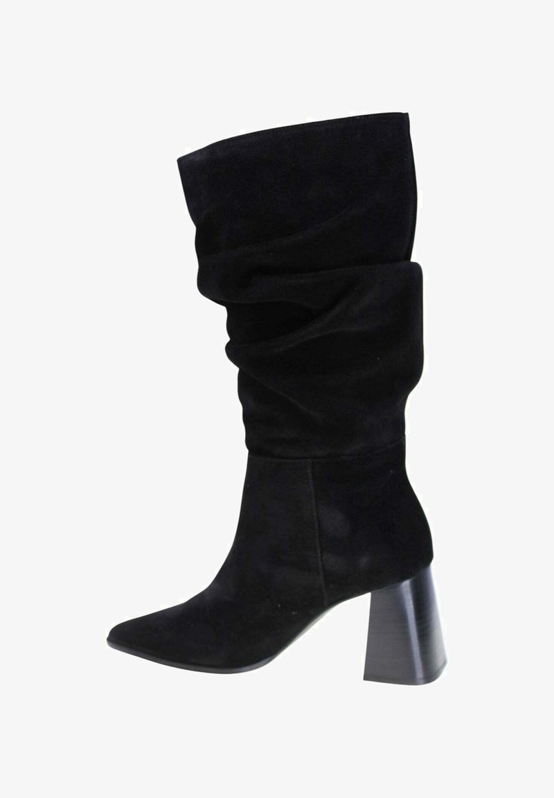 Bottines à talons hauts en suède noir avec un tige ajustée, un bout pointu et un talon épais pour plus de stabilité. Texture lisse et design minimaliste.