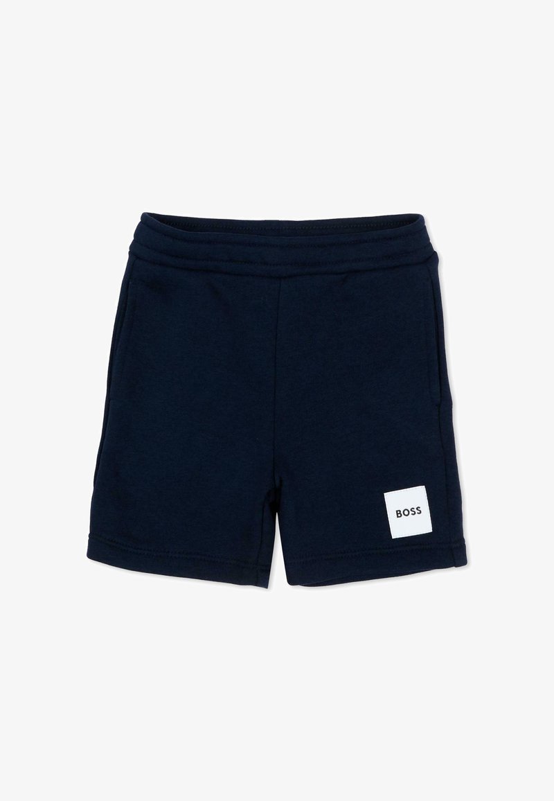Granatowe szorty dziecięce z elastycznym pasem i małą białą naszywką z napisem "BOSS" na dolnej lewej nogawce.