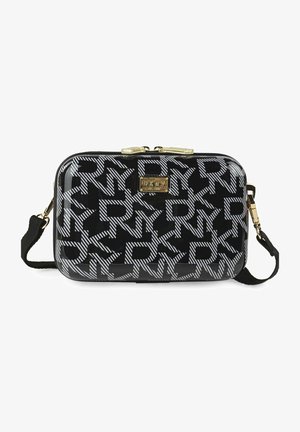 Bolso rectangular negro con acabado brillante. Presenta un patrón de logo de DKNY en un gris contrastante. Incluye una correa desmontable y herrajes en tono dorado.