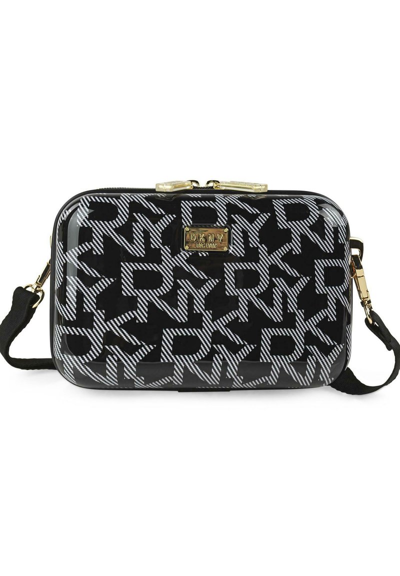 Bolso rectangular negro con acabado brillante. Presenta un patrón de logo de DKNY en un gris contrastante. Incluye una correa desmontable y herrajes en tono dorado.