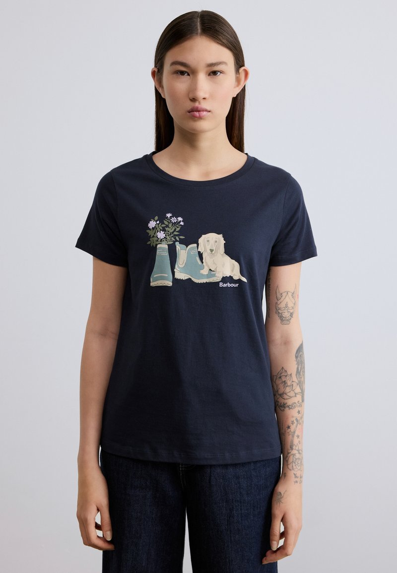 Μπλε βαμβακερό t-shirt με γραφικό που απεικονίζει ένα σκύλο και ανθοδέσμη δίπλα σε μπότες. Κοντά μανίκια και στρογγυλή λαιμόκοψη.