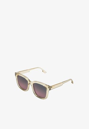 Duidelijke plastic zonnebril met oversized vierkante glazen; gradient donkere lenzen. Bevat gouden accenten op de veren.