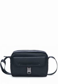 Borsa a spalla in tessuto nero con forma rettangolare, dotata di un compartimento principale con zip e un patta frontale con chiusura a morsetto in metallo.