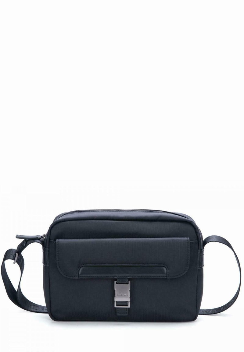 Borsa a spalla in tessuto nero con forma rettangolare, dotata di un compartimento principale con zip e un patta frontale con chiusura a morsetto in metallo.