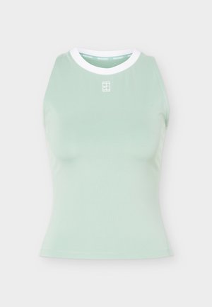 Αμάνικη αθλητική μπλούζα σε μέντα πράσινο με λευκή λαιμόκοψη τύπου crew και μικρό λευκό λογότυπο Nike Court στο κέντρο κάτω από τον γιακά.