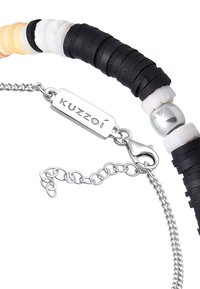 Halsband med svarta, vita och orange segmenterade gummibeads med silveryttermaterial. Inkluderar en KUZZOI-tag och en kräftklämma med en förlängningskedja.