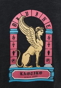 Černá látka se grafickým designem, který zobrazuje zlatého gryfa s růžovými a modrými akcenty, obklopeného symbolickými ikonami a textem.