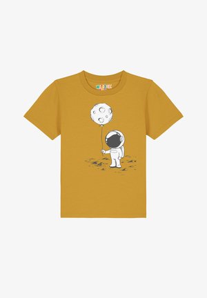 Senfgelbe T-Shirt mit einem Grafikmotiv eines Astronauten, der einen mondförmigen Ballon hält, in einem schlichten Schwarz-Weiß-Design.