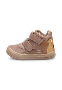 Scarpa alta in suede marrone e tessuto con due fasce in velcro, caratterizzata da un design di orso sul lato e una suola in gomma.