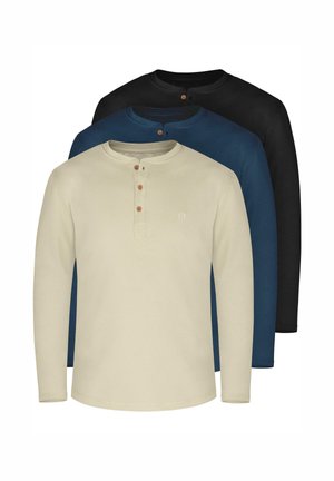 Drei Langarmhemden: ein beiges Hemd mit Holzknöpfen, ein navyblaues Hemd und ein schwarzes Hemd, die alle runde Halsausschnitte und eine weiche Textur aufweisen.