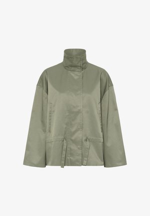 Világos olívazöld dzseki magas gallérral, hosszú ujjakkal, elülső zsebekkel és rejtett elülső zárral.