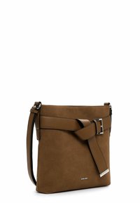 Brun crossbody-taske med bred tekstureret rem og dekorativ spænde foran, lille sølvlogo ved nederste kant.