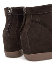 Woden EMMY - Stivaletti con la zeppa - chocolate