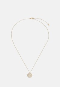 Collier en or avec une chaîne délicate et un pendentif rond présentant un motif texturé de petites découpes circulaires.