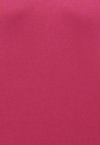 Υφή υφάσματος σε βαθύ ροζ χρώμα, με λεπτό ύφασμα και ελαφρές χρωματικές παραλλαγές στην επιφάνεια.