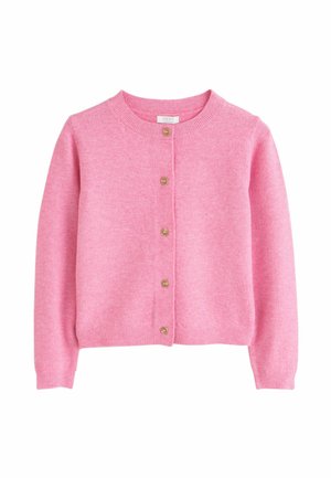 Zacht roze gebreid langarmvest met vijf bruine knopen en geribde boorden, zoom en halslijn op een witte achtergrond.