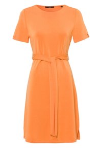 Pomarańczowa sukienka z krótkim rękawem, okrągłym dekoltem, zwężonym w talii i rozcięciem z boku. Miękki, gładki materiał o luźnym kroju.