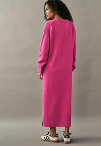 Next RELAXED TALL - REGULAR FIT - Svetríkové šaty - bright pink