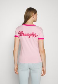 Wrangler RINGER TEE - T-shirt med print - barbie pink