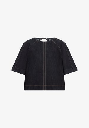 Donkerblauwe denimblouse met brede mouwen tot de ellebogen, contrasterende oranje stiksels, ronde halslijn en achteraan een striksluiting.