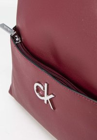 Calvin Klein RE-LOCK ROUND - Sac à dos - bordeaux