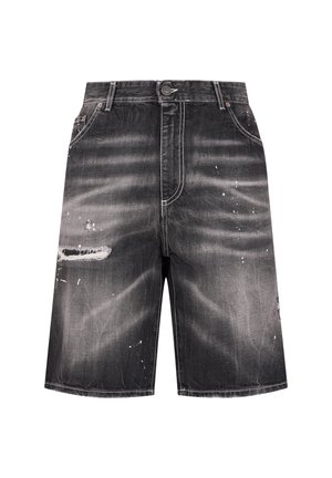 Czarne krótkie spodenki z denimu z zapięciem na guziki, przetarciami, plamami farby i postrzępionym rozdarciem na lewej udzie.