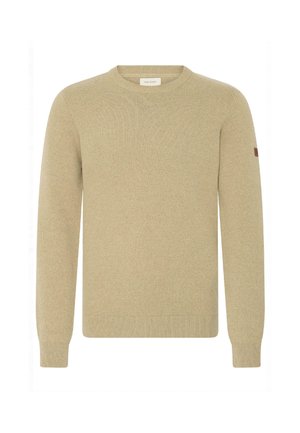 Beige gebreide trui met een ronde hals, lange mouwen en geribde manchetten. Heeft een klein logopatch op de linkermouw. Zachte textuur.