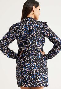 Liquorish PAINTERLY PRINT MINI WRAP - Day dress - black