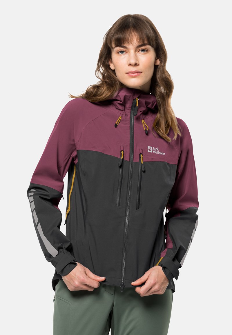 Wasserfeste Jacke in Dunkelgrau und Burgunderrot, mit einem Reißverschluss vorne, verstellbarem Kapuzenkragen und reflektierenden Akzenten an den Ärmeln.