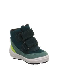 Kinderlaars gemaakt van donkergroen en teal suède, met twee verstelbare klittenbandsluitingen, een witte middenzool en een gestructureerde zwarte rubberen buitenzool.