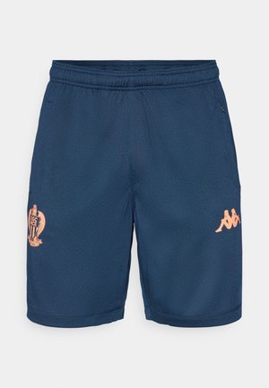 Siniset urheilushortsit, joissa on joustava vyötärönauha, teksturoitu pinta, oranssi logo ja joukkueen tunnus etupuolella.