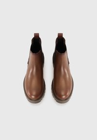 Botas Chelsea de cuero marrón con un acabado suave, paneles laterales elásticos y una suela de goma texturizada. Asas en la parte posterior para un fácil uso.