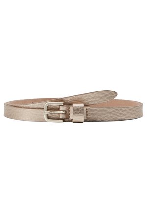 Ceinture fine en cuir doré métallisé avec une boucle rectangulaire argentée, surface texturée et passant de ceinture, enroulée à plat sur fond blanc.