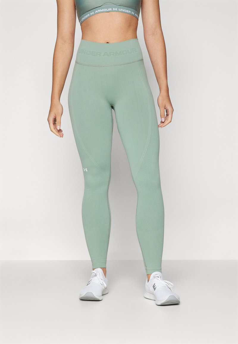 Šviesiai žali štrichiniai Legginai, pagaminti iš tamprios medžiagos su aukštu liemeniu. Yra subtilių panelių ir "Under Armour" logotipas ant apatinės kojos.