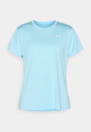 Camiseta de manga corta azul claro hecha de una tela suave, con un cuello redondo y un pequeño logo blanco en la parte izquierda del pecho.