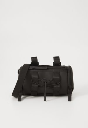 Borsa nera compatta e impermeabile con cinturini regolabili, corda elastica frontale, più compartimenti con zip e una tracolla.