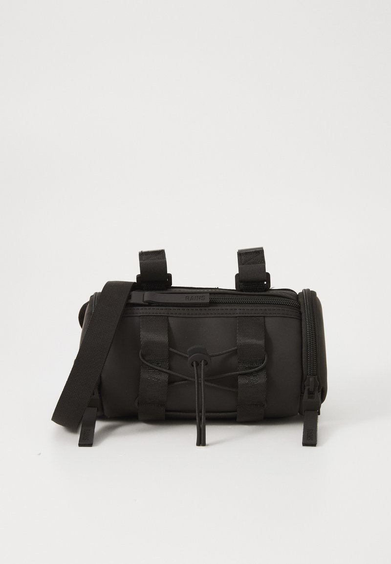 Borsa nera compatta e impermeabile con cinturini regolabili, corda elastica frontale, più compartimenti con zip e una tracolla.