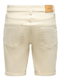 Short en denim écru avec jambes retroussées, deux poches arrière, passants de ceinture et une pièce en cuir beige portant l'inscription « ONLY & SONS » sur la ceinture.