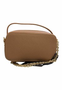 Borsa a tracolla rettangolare marrone realizzata in materiale testurizzato, con una tracolla a catena dorata e dettagli neri a contrasto.