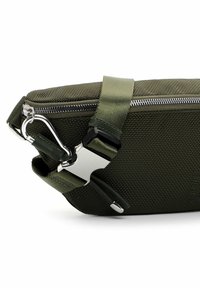 Borsa di tessuto verde oliva con superficie textured, zip argentata e una ampia tracolla regolabile con clip in metallo e chiusura in plastica.