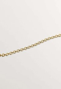 Cadena de oro con formas circulares enlazadas, con un acabado suave y una textura uniforme a lo largo de toda su longitud.