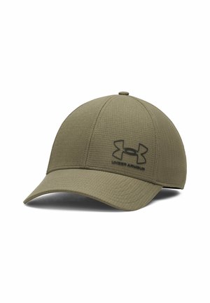 Olijfgroene Under Armour honkbalpet met gebogen klep en geborduurd logo middenvoor tegen een witte achtergrond.