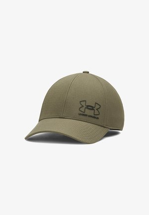 Olijfgroene Under Armour honkbalpet met gebogen klep en geborduurd logo middenvoor tegen een witte achtergrond.