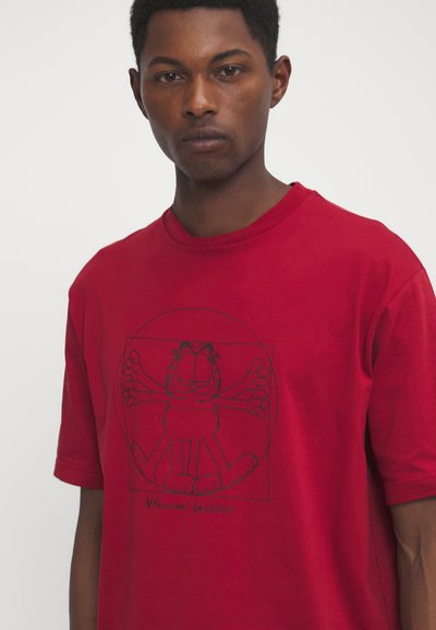 Rotes Baumwoll-T-Shirt mit einem grafischen Druck eines Cartoon-Katzen mit mehreren Armen, schwarzem Umriss und rundem Rahmendesign.