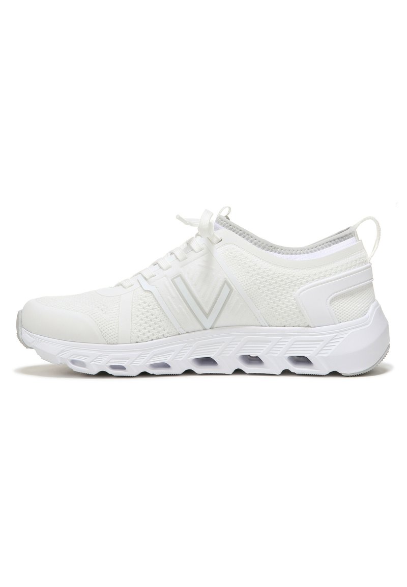 Weißer Sportschuh mit Obermaterial aus Mesh, Schnürverschluss und Gummisohle. Verfügt über strukturierte Einsätze und eine verstärkte Fersenkappe.