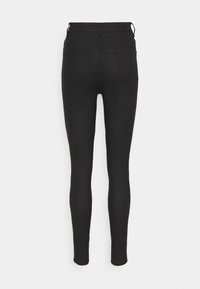 Jean skinny noirs avec une texture lisse, taille haute et deux poches arrière. Le design comprend des passants de ceinture discrets à la taille.