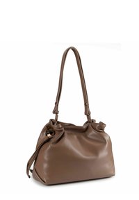 Sac à main en similicuir marron avec deux anses, un design plissé et un accent décoratif en métal sur le côté. Texture lisse, forme rectangulaire.