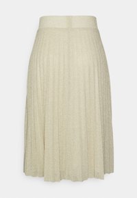 Jupe plissée beige longueur genoux avec un léger scintillement et une large ceinture, présentée sur un fond blanc uni.
