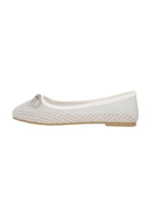 Weiße Netz-Balletschuhe mit einem diamantgemusterten Textur, abgerundetem Zeh und dekorativem Schleifenakzent mit kleinen Steinen auf dem Obermaterial.